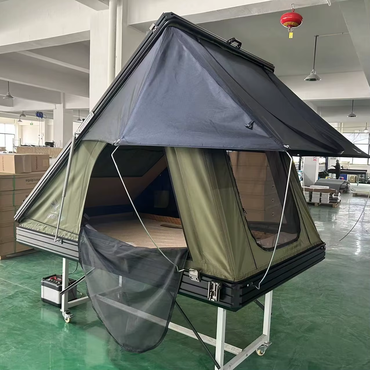 Tente triangulaire de luxe à coque rigide à trois allées et sol épais avec ventilateur d'extraction