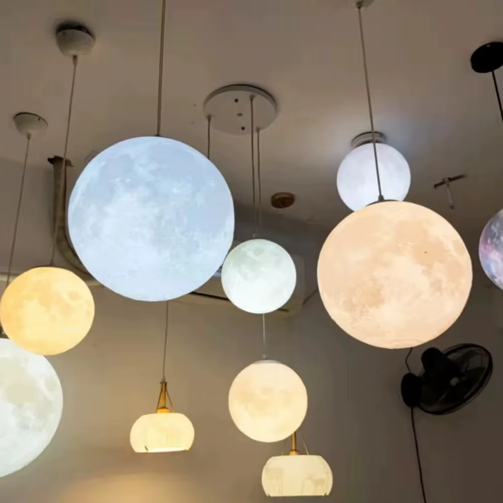 Lampe suspendue en forme de lune imprimée en 3D