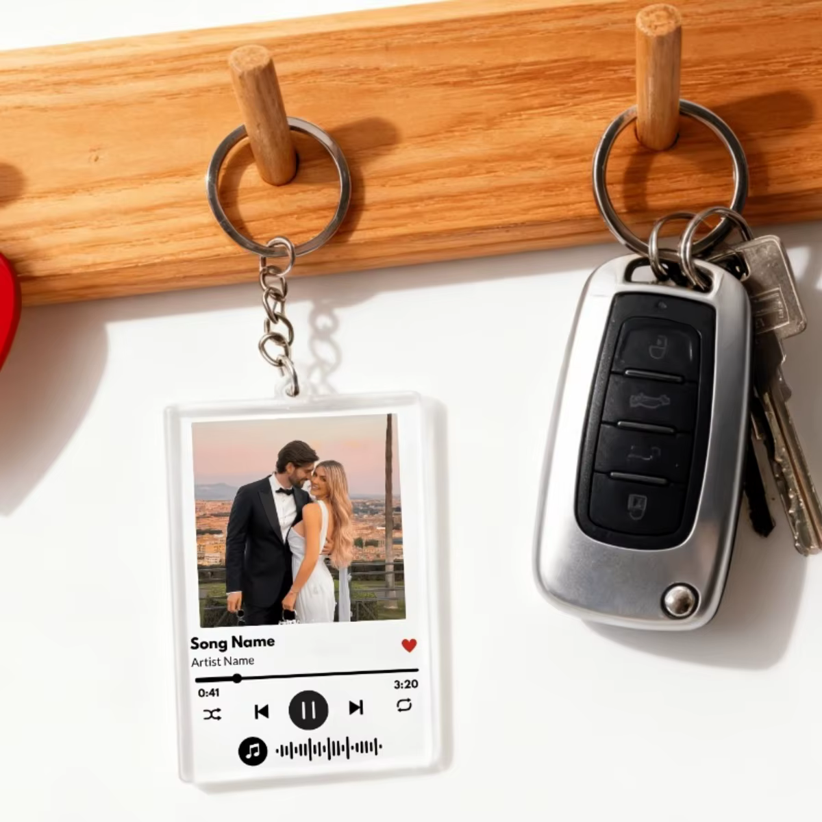 Un porte-clés personnalisé avec photo/titre de chanson – un accessoire unique parfait pour les couples, les amis, les mariages et les anniversaires.