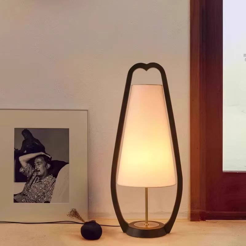 Lampe LED verticale autoportante en bois au design nordique moderne