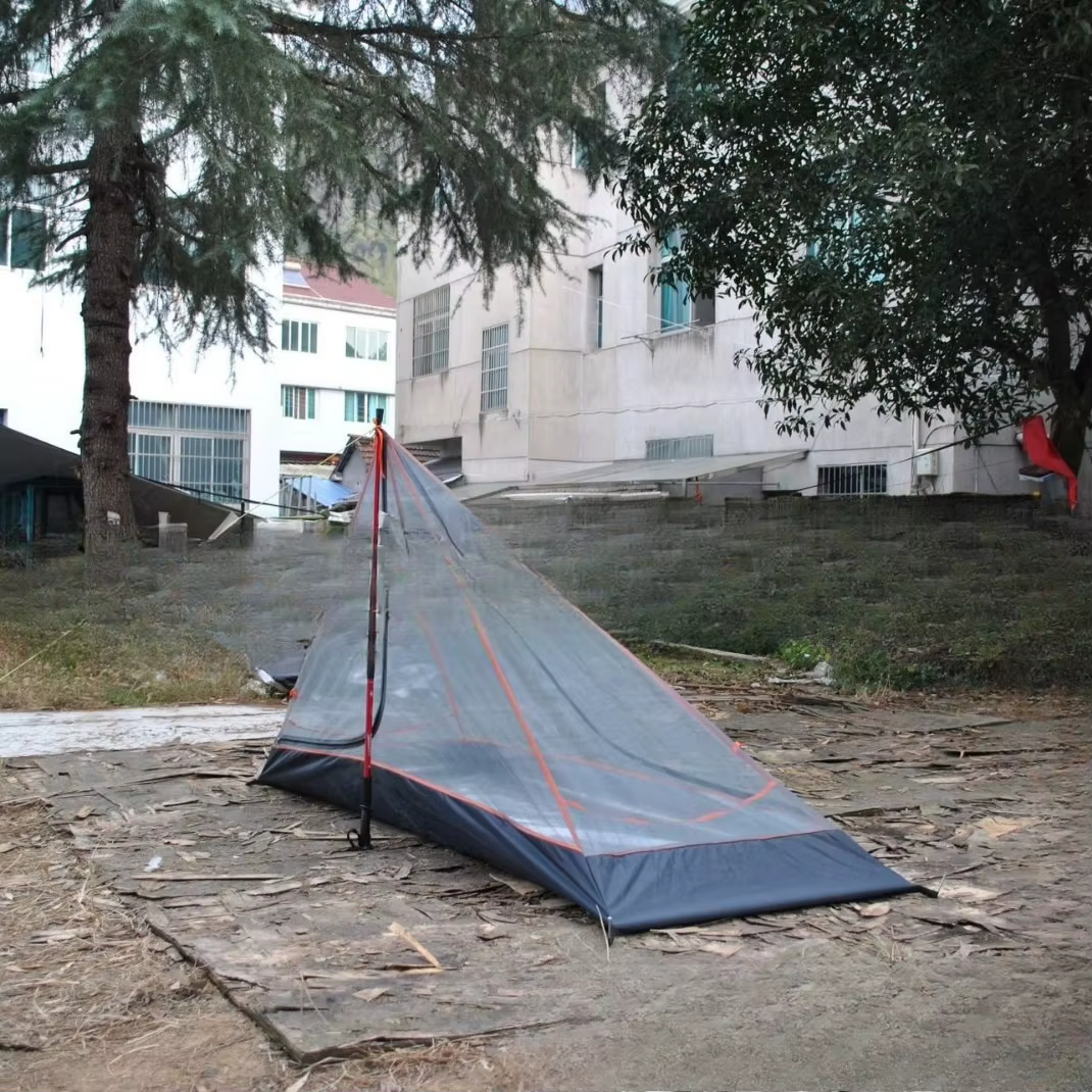 Tente de camping pyramidale avec poteau central unique