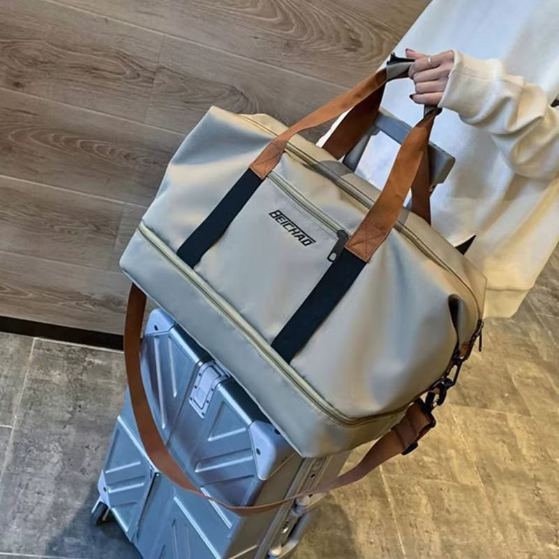 Le sac à dos de couleur neutre est spécialement conçu pour les hommes et les femmes et convient comme sac à bagages pour les voyages et l'hébergement