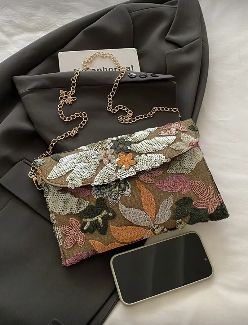 Sac enveloppe brodé de sequins à motifs floraux
