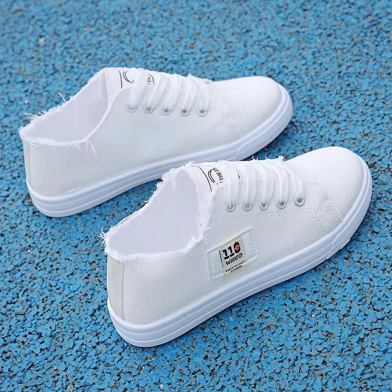 Nouvelles chaussures plates décontractées confortables en toile blanches à lacets croisés légères pour femmes