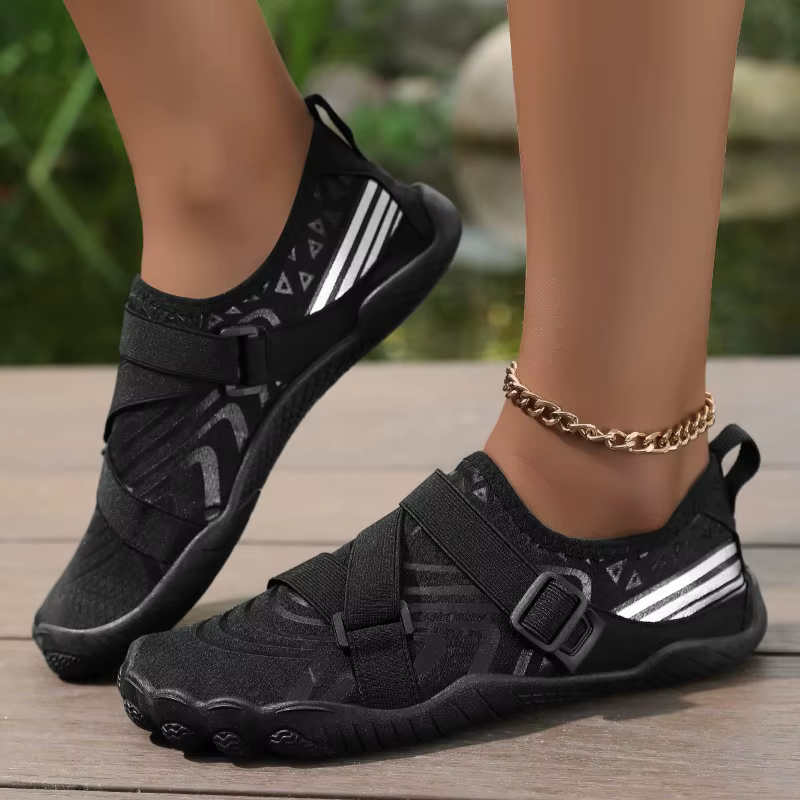 Chaussures aquatiques légères à rayures beiges, chaussures pieds nus antidérapantes à sangle réglable pour les vacances à la plage, tenues décontractées quotidiennes