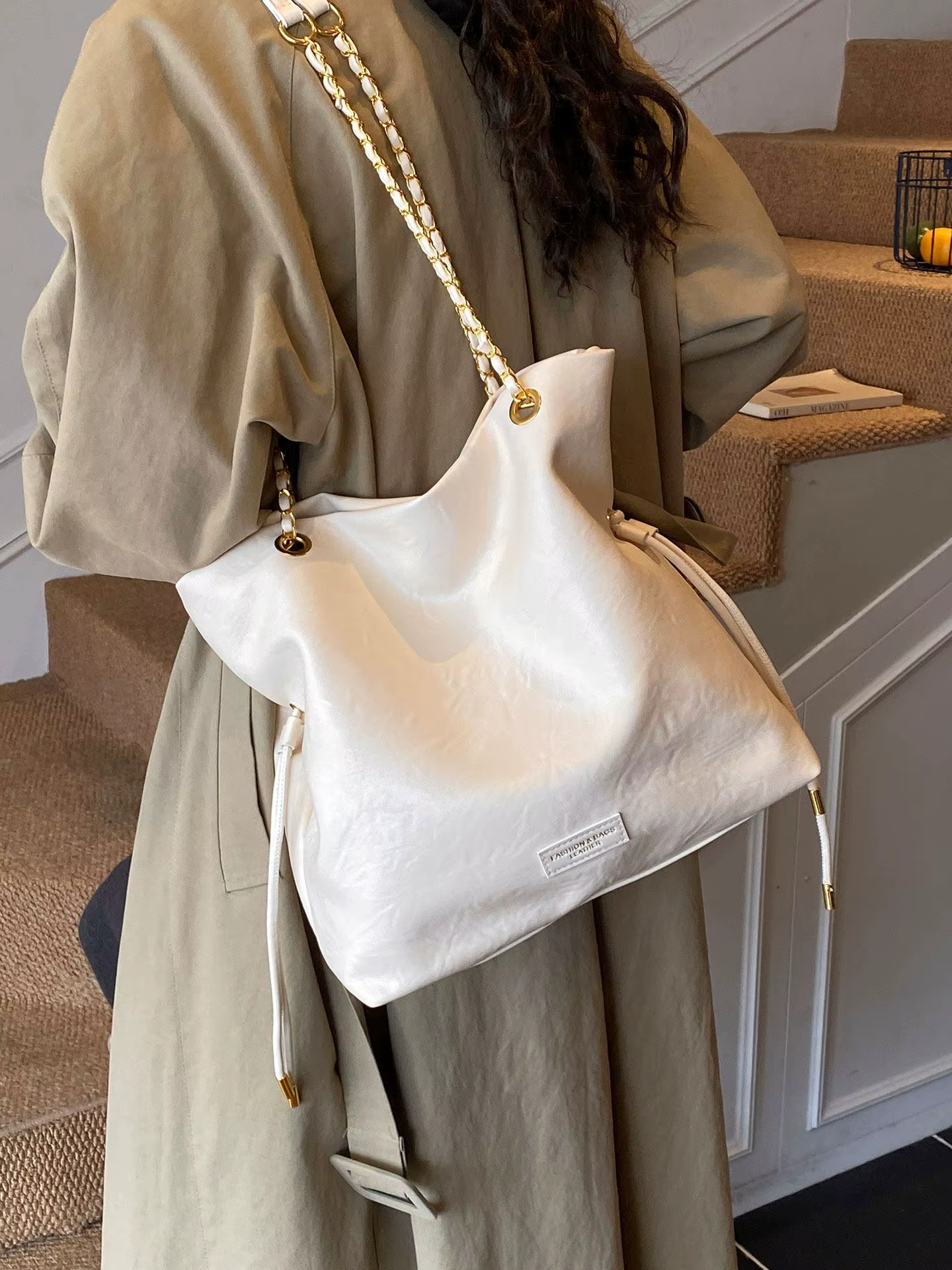 Nouveau sac fourre-tout décontracté pour femmes, grande capacité, tendance et polyvalent, sac à bandoulière, sac de niche pour femmes, sac bandoulière