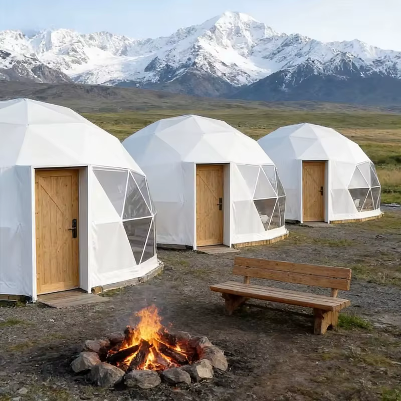 Tente de glamping de luxe en forme de dôme