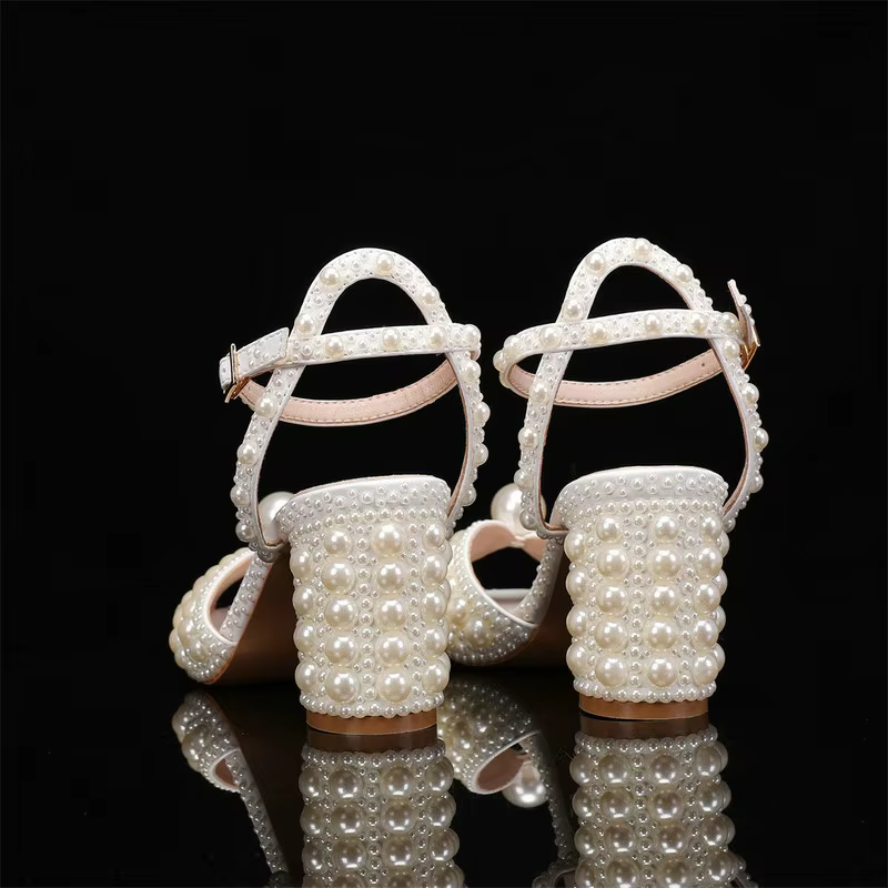 Chaussures de luxe pour femmes 2026 Nouveaux talons hauts de créateur à talon épais et bouche peu profonde, sandales à perles pour femmes, chaussures de mariage, chaussures de demoiselle d'honneur