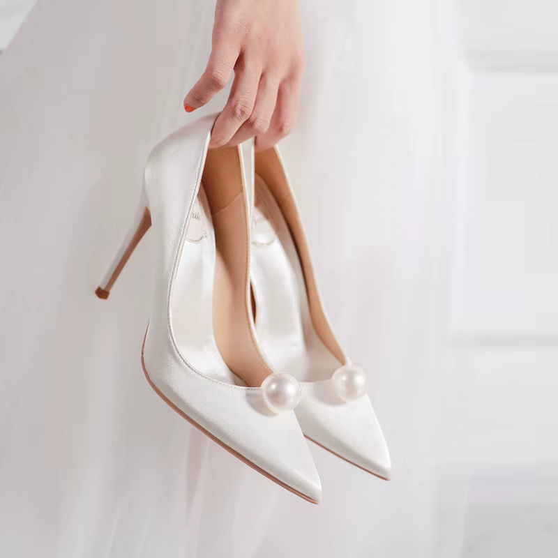 Escarpins de mariée chaussures pour femme 2025 Stilito chaussures d'été pour femmes perle rouge sur talon bout pointu blanc talons hauts chaussure populaire A