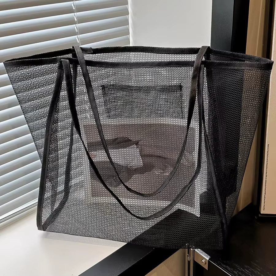 Un grand sac de plage surdimensionné, pliable et doté d'un revêtement de protection pour ranger les jouets, les coquillages, les vêtements et les serviettes lors de vos sorties à la plage.