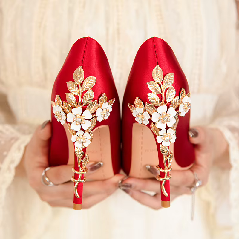 Femmes de luxe talons hauts fleurs en métal talon cristal chaussures de mariée mode soie femmes chaussures habillées Sexy bout pointu femmes pompes 2025