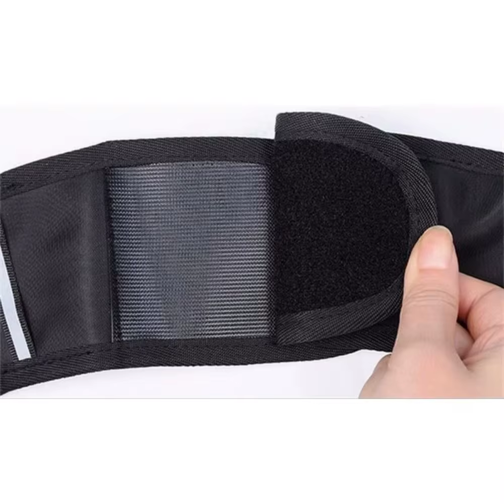 Sac bandoulière noir dissimulé sous le bras