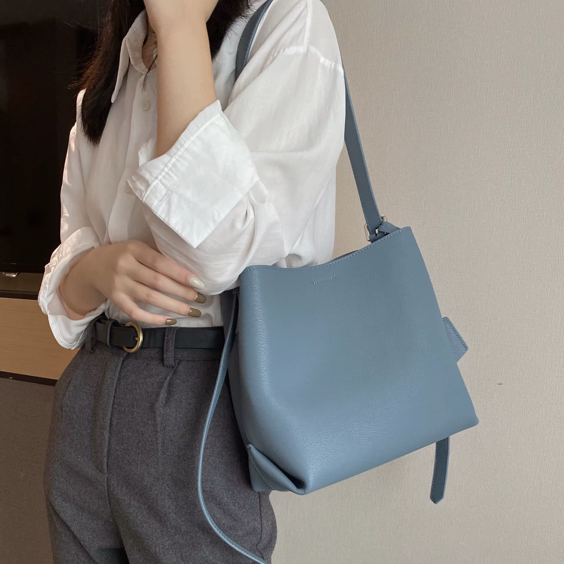 Nouveau élégant bleu pur couleur unie sac seau moyen mode cuir de vachette femmes sac à bandoulière OL bureau dame affaires sac à main
