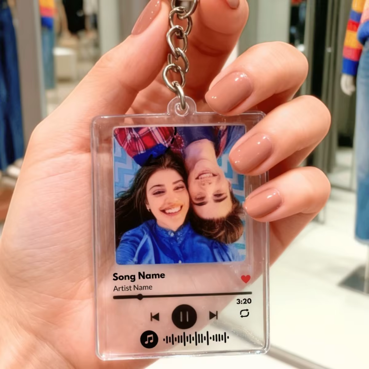 Un porte-clés personnalisé avec photo/titre de chanson – un accessoire unique parfait pour les couples, les amis, les mariages et les anniversaires.