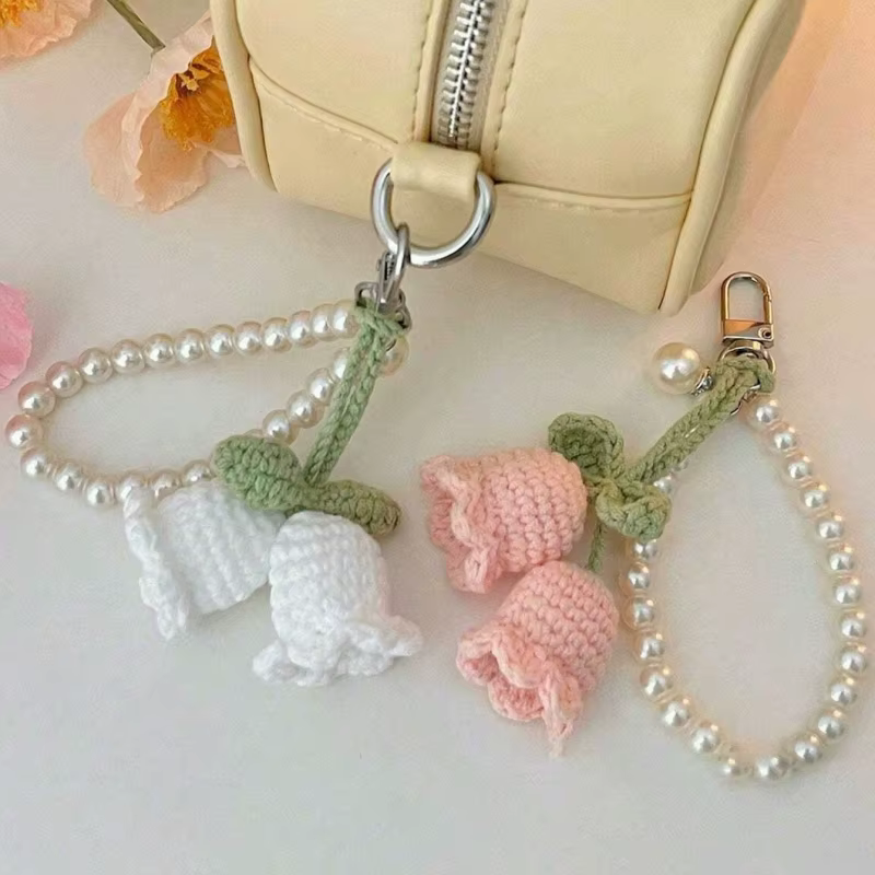 Breloque de sac en crochet fait main en forme de tulipe avec chaîne de perles, porte-clés mignon pour femmes et filles
