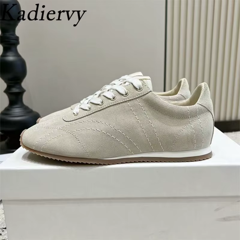 Chaussures de sport pour femmes à bout rond et lacets