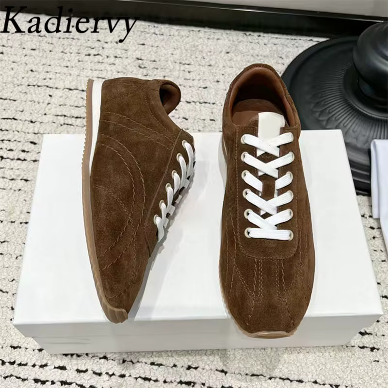 Chaussures de sport pour femmes à bout rond et lacets