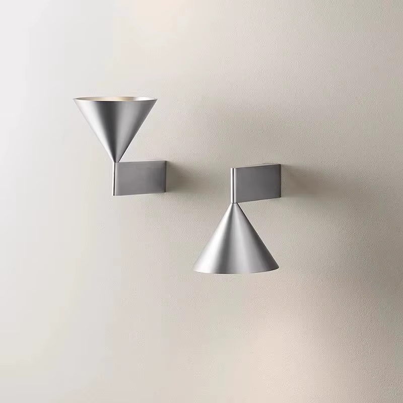 Petite lampe murale en métal, design nordique, brossée, créative, pour salon, bureau, salle à manger, lampe murale conique personnalisée