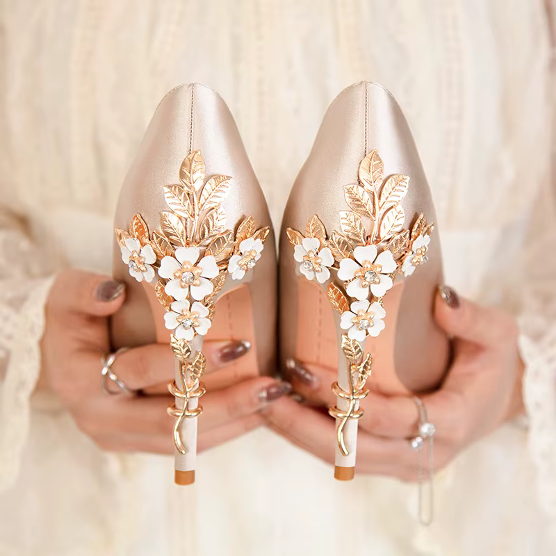 Femmes de luxe talons hauts fleurs en métal talon cristal chaussures de mariée mode soie femmes chaussures habillées Sexy bout pointu femmes pompes 2025