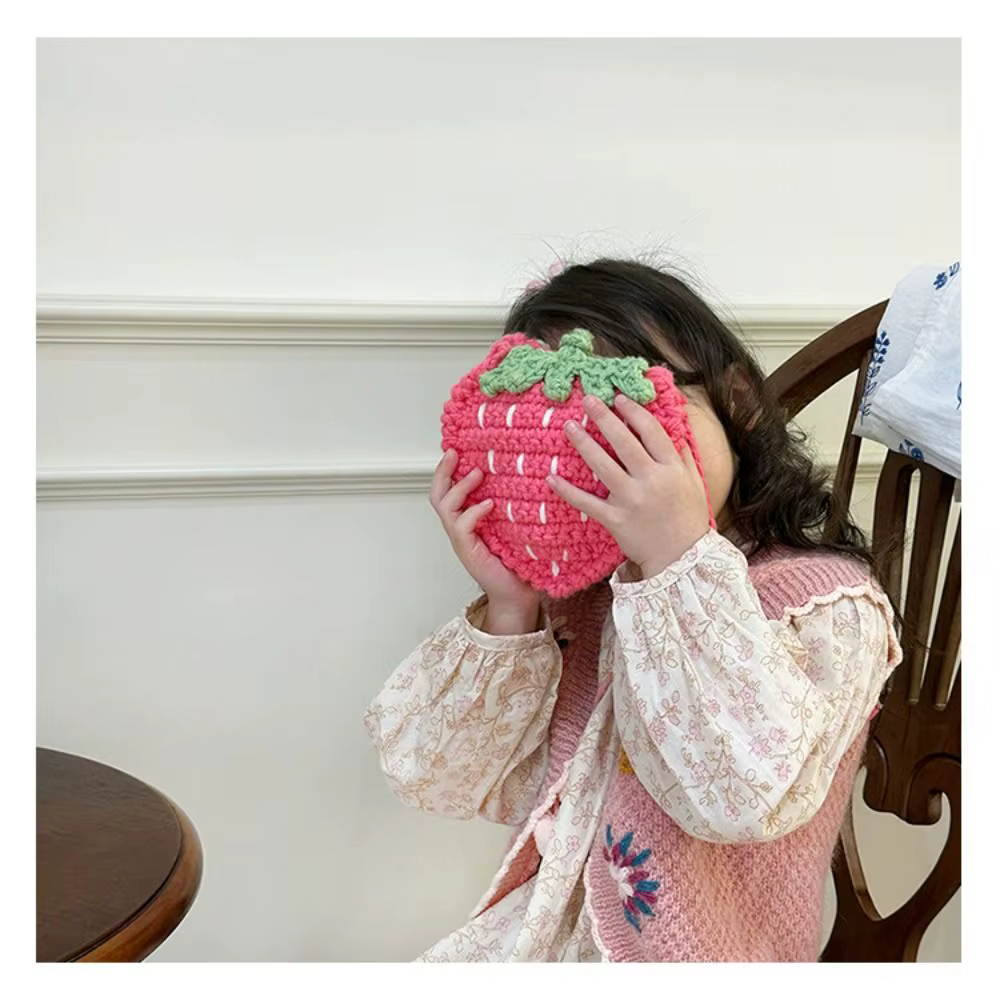 Sac à bandoulière fraise fait à la main, Mini sac à bandoulière Design tissé bicolore, fil au Crochet, Mini taille, sac tissé au Crochet pour femmes