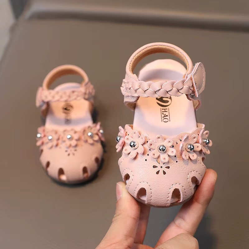 Nouvelles Sandales Mignonnes pour Bébé Fille 2026, Chaussures d'Été Souples pour Enfants, Chaussures de Plage Princesse pour Filles, Fleurs Adorables, Mode Auto-agrippante
