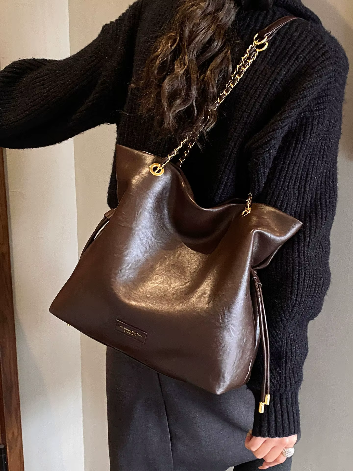 Nouveau sac fourre-tout décontracté pour femmes, grande capacité, tendance et polyvalent, sac à bandoulière, sac de niche pour femmes, sac bandoulière