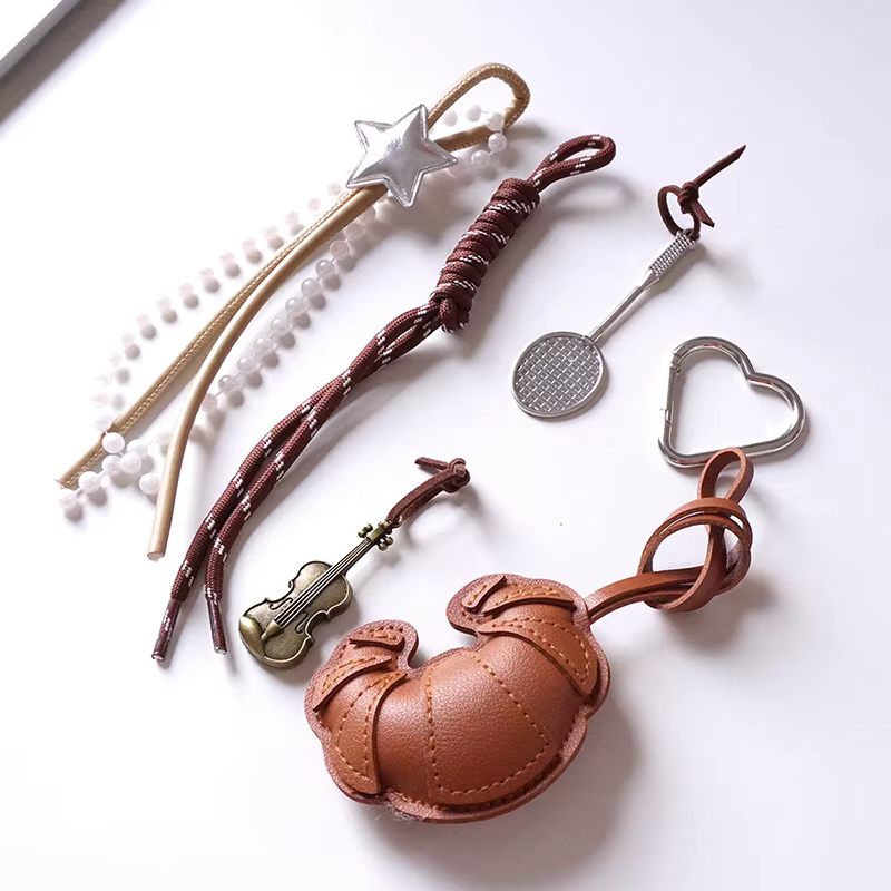 Porte-clés DIY en cuir tressé en forme de croissant