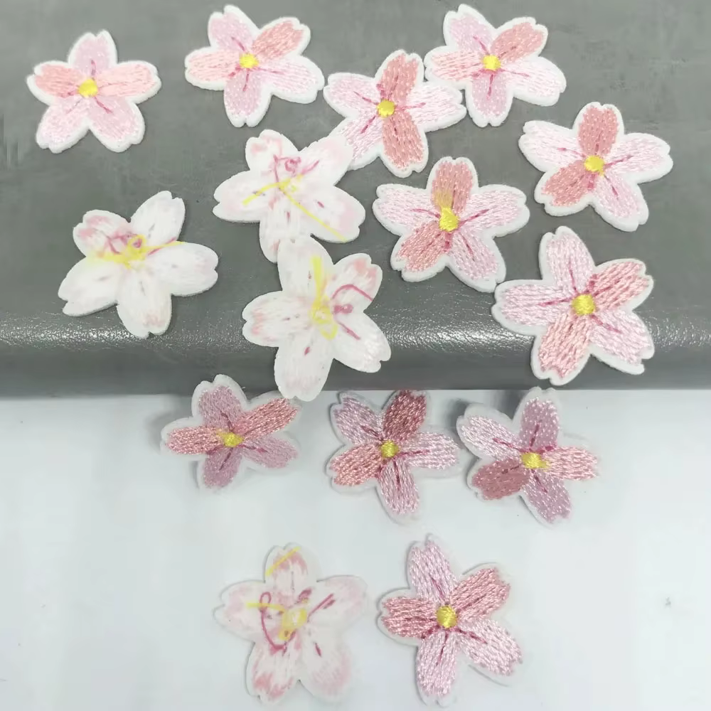 Lot de 10 patchs brodés fleurs de cerisier roses